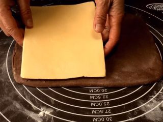 8、网红脏脏包,刚才冷藏过很硬的黄油放入面片一端