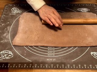 11、网红脏脏包,最后取出擀成一大片长方形 尺寸大至22*42公分