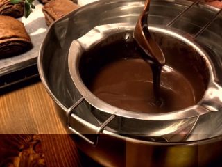 18、网红脏脏包,开水驻入大的器皿中 烫热奶油 巧克力直接倒入热奶油中搅拌直至巧克力熔化 熔化成浓厚的巧克力酱