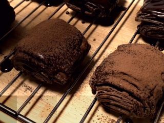 19、网红脏脏包,酥皮可可面包沾上厚厚的巧克力酱冷却晾凉 再洒上可可粉 脏脏包就完成了