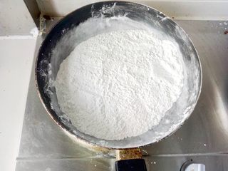 2、鲜花饼,将80g糯米粉放在不粘锅中，小火炒至微微发黄