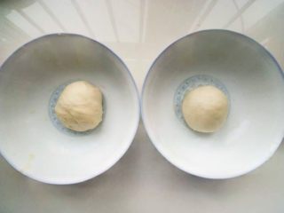 8、鲜花饼,揉成光滑的面团，盖上保鲜膜静置松弛20min（因为我妈妈不吃荤，所以还做了一份黄油的）
