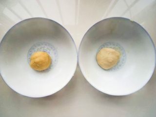 10、鲜花饼,抓匀后团成面团