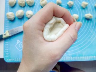 13、鲜花饼,取一油皮按扁，放上油酥，虎口向上收口包住