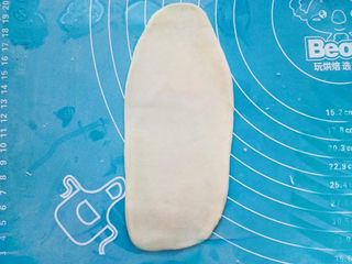 15、鲜花饼,取一个面团，按扁后擀成长圆形（其余面团用保鲜膜盖住，防止干裂）