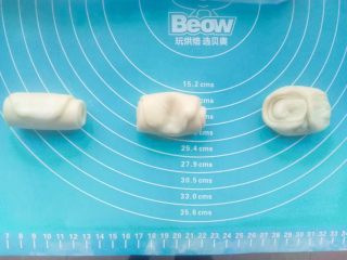 21、鲜花饼,取一个面团，两头向中间折，用手压扁（其余面团用保鲜膜盖住，防止干裂）