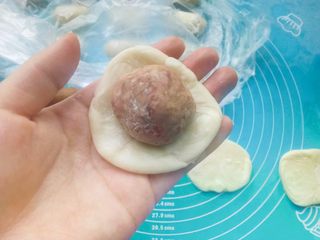 22、鲜花饼,擀成圆片，放上馅料