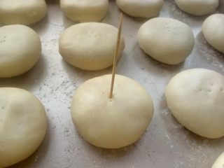 25、鲜花饼,全部包好后，用牙签在每个饼上扎几个孔