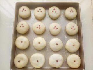 27、鲜花饼,用筷子蘸取少量，印在鲜花饼中心