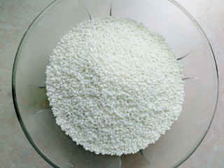 1、甜酒酿,准备好两斤圆糯米