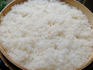 4、甜酒酿,刚出炉的圆糯米晶莹剔透，如果蒸出来觉得太硬，可以加少量水，继续蒸一会