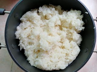 7、甜酒酿,再准备一个大一点，无油无水的容器，将放凉的糯米饭，倒进去