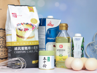 1、抹茶蛋糕卷,准备所需食材，28*28cm的烤盘内提前铺好油纸