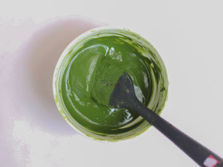 2、抹茶蛋糕卷,抹茶粉称量在干净的小碗中，加入热水，搅拌至细腻无颗粒的状态后，盖上保鲜膜放一旁待用