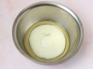3、抹茶蛋糕卷,植物油和牛奶、细砂糖一起加入干净的盆中