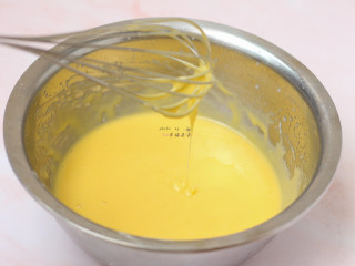 8、抹茶蛋糕卷,拌匀后的蛋黄糊细腻浓稠