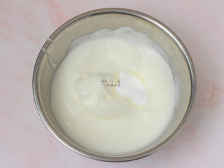 12、抹茶蛋糕卷,打至蛋白霜变白，体积膨大后，加入第二次1/3的细砂糖，然后继续打发