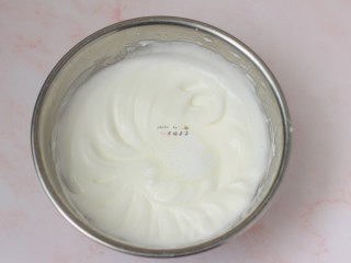 13、抹茶蛋糕卷,打至蛋白霜稍有纹路后，加入最后1/3的细砂糖，继续打发