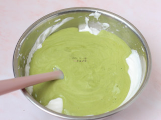 16、抹茶蛋糕卷,拌匀后全部倒入剩余的蛋白霜盆中