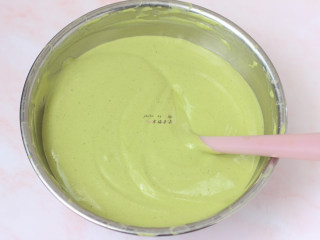 17、抹茶蛋糕卷,用刮刀划J字翻拌均匀，切记不要画圈搅拌！