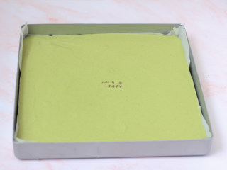 18、抹茶蛋糕卷,拌匀后的面糊在距离烤盘20cm的高度倒入铺好油纸的28*28cm的烤盘中，轻晃烤盘或借助刮板抹平表面，再轻轻震几下震出气泡