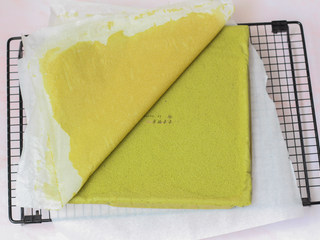 20、抹茶蛋糕卷,出炉后轻震热气，将烤好的蛋糕片倒扣在一张新的油纸上，立即揭开底部油纸，放凉备用，晾凉过程中在蛋糕片上面再盖一张干净的油纸，防止蛋糕片变干