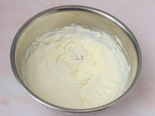 21、抹茶蛋糕卷,淡奶油加糖粉打发至稍有纹路即可