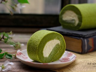 24、抹茶蛋糕卷,冰箱冷藏定型后取出，切块食用
