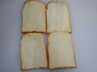 1、快手早餐—香肠吐司卷,吐司切片备用,如果是自己做的整条吐司,建议尽量切薄一点