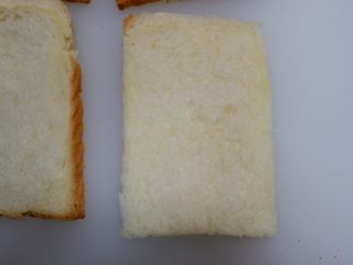 2、快手早餐—香肠吐司卷,切去吐司的边缘