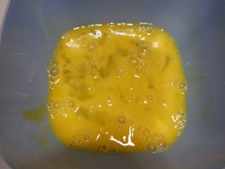 5、快手早餐—香肠吐司卷,鸡蛋打散