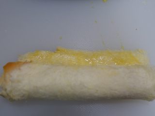 7、快手早餐—香肠吐司卷,卷起来,收口处抹少许蛋液