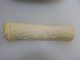 8、快手早餐—香肠吐司卷,粘合,收口向下,放在一旁定型备用