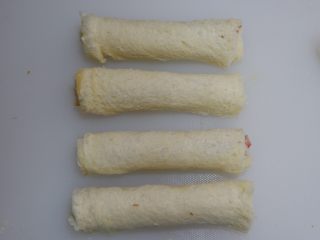 9、快手早餐—香肠吐司卷,四片吐司按照以上步骤,依次做好