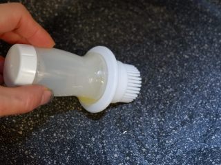 10、快手早餐—香肠吐司卷,平底锅刷少许油。