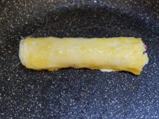 12、快手早餐—香肠吐司卷,放入平底,煎呀煎