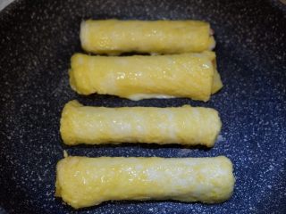 13、快手早餐—香肠吐司卷,四个依次做好,放进去