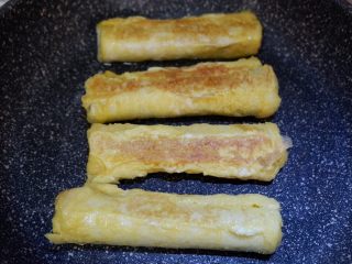 14、快手早餐—香肠吐司卷,一面煎制金黄时候翻面继续煎制金黄,等等还没结束,四面都要煎制金黄啊