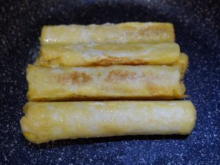 15、快手早餐—香肠吐司卷,是不是在转就立不住了呢?将四个吐司卷合并在一起就轻松立住了哦。