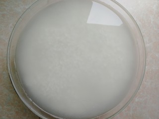 2、甜酒酿,先将糯米提前一夜泡好，泡到用手一捏可以捏碎即可