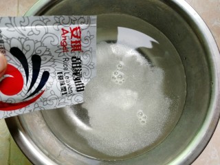 6、甜酒酿,将酒曲倒入准备好的凉白开中