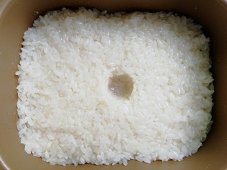 9、甜酒酿,这是24小时候的状态，出酒酿了，酒清香扑鼻而来～，这时可以装进热水洗过晾干的玻璃密封罐中，放冰箱保存，两天后食用最佳，一个月内吃完最好。