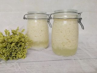 10、甜酒酿,我是按照我老家的做法，出酒酿后，我就把酒酿装进玻璃密封罐中了（两个1000毫升大小的密封罐刚好装完，八分满，还会发酵的，所以其实刚好）装好后，放温水里继续发酵三天，主图就是继续发酵三天后的样子，糯米都浮起来了。打开盖子，酒香味浓郁，常温保存，想吃就煮点～我皮肤这么好，全靠它了～～哈哈哈～～～爱美的你，还不赶紧试试～～