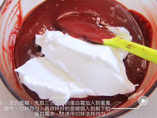 4、自带情话的红丝绒奶油蛋糕,5.混合面糊:先取三分之一的蛋白霜加入到蛋黄糊中,切拌均匀,再将拌好的面糊倒入到剩下的蛋白霜中,快速用切拌法拌均匀