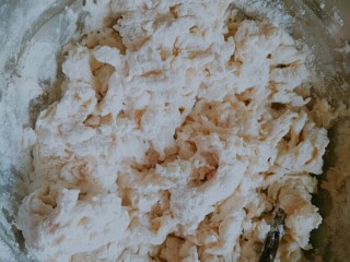 2、紫菜光饼，也叫福州肉烧,水一点点加入到面粉里，用筷子搅成絮状