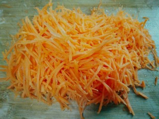 5、紫菜光饼，也叫福州肉烧,胡萝卜去皮用擦丝器擦成细丝