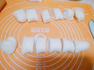 10、紫菜光饼，也叫福州肉烧,取出面团排气搓长条，分割成40克左右的小段