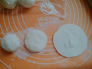 12、紫菜光饼，也叫福州肉烧,取一个面团，用手压扁，再用擀面杖擀成中间厚两边薄的面片