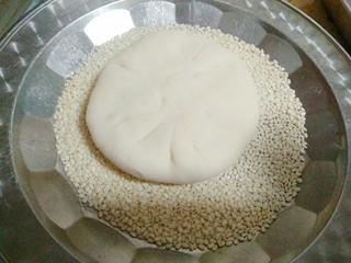 15、紫菜光饼，也叫福州肉烧,包好的生饼光滑面抹点水，粘上白芝麻