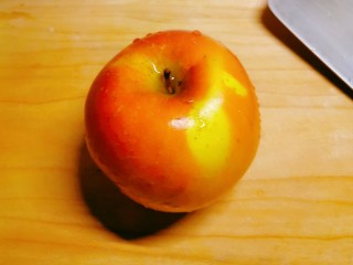 4、烤苹果片,因为要带皮烤 所以外皮一定要清洗干净